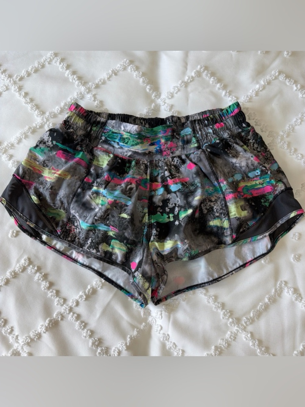Lululemon Hotty Hot Low-Rise Lined Short 2.5" Paint Drift Multi/Graphite Grey 6